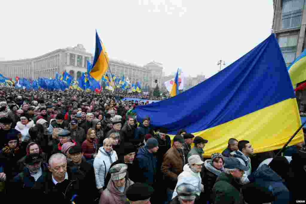 Учасники віче «За європейську Україну!» в Києві 24 листопада 2013 року
