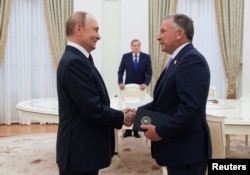 Володимир Путін (ліворуч) і спецпредставник президента США Стів Віткофф у Москві, 6 серпня, 2025 року