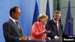 Президент Франции Франсуа Олланд, Федеральный канцлер Ангела Меркель и президент Украины Петр Порошенко на совместной пресс-конференции в Берлине 24 августа