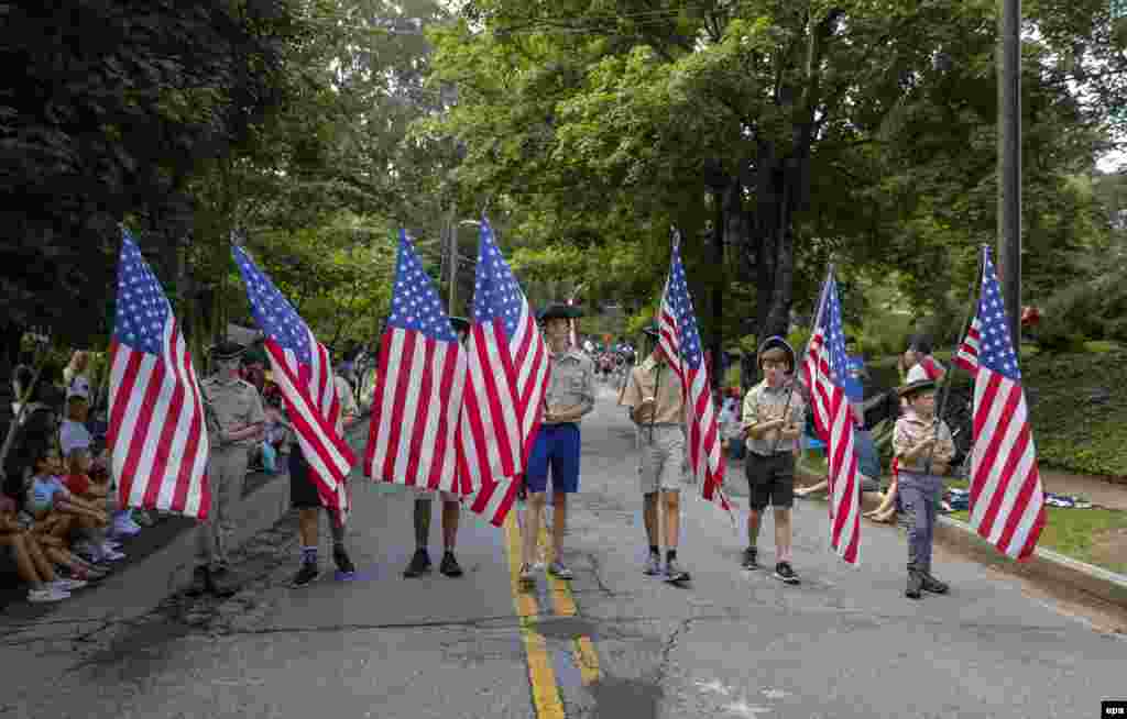 Бойскаути – американські пластуни – марширують під час параду