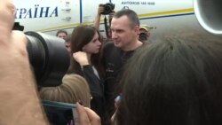 Сенцов дав перший коментар після прильоту та поговорив з мамою – відео Сенцов дав перший коментар після прильоту та поговорив з мамою – відео