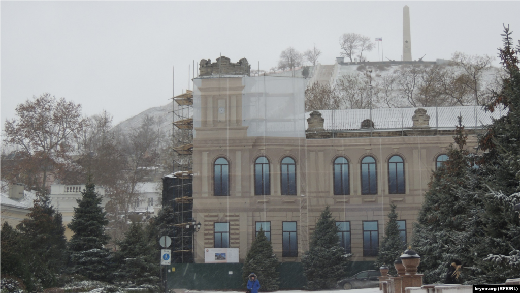 Историческое здание женской гимназии, огороженное для реконструкции, закрывают баннером