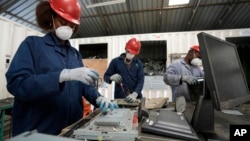 Ателье по утилизации устаревших электронных приборов (фотоархив)