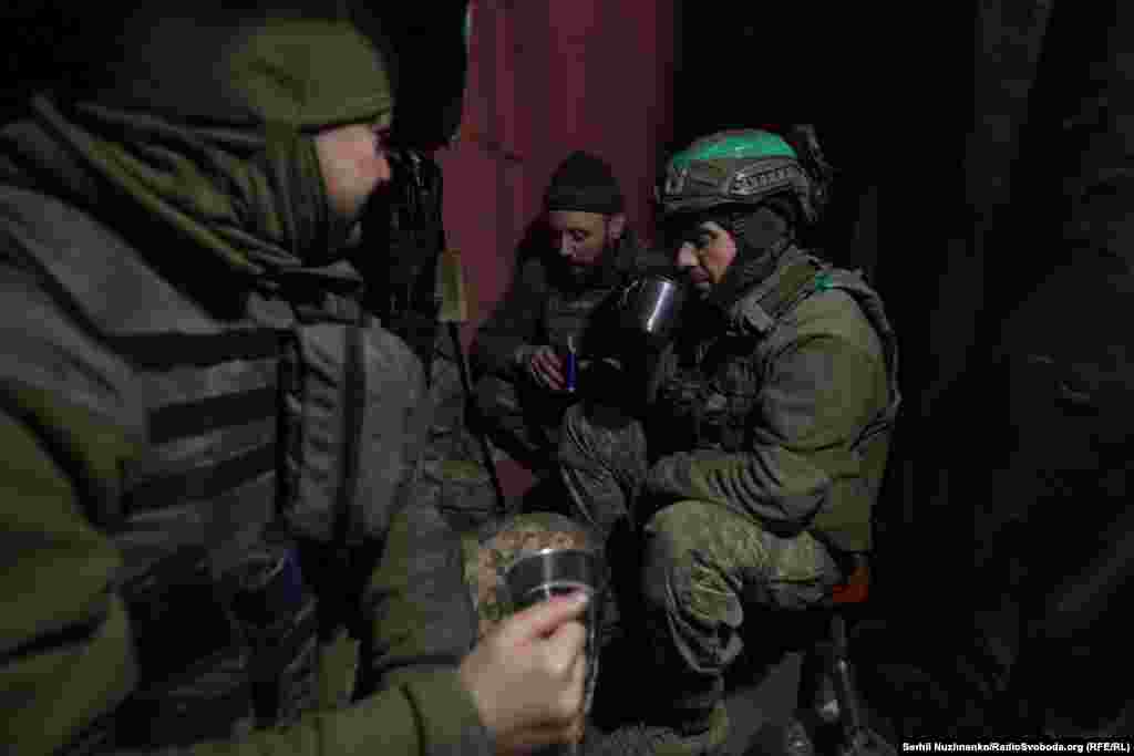 У цей час військові мають змогу випити кави, запарити «Мівіну», почитати новини, написати або відповісти на повідомлення близьким 