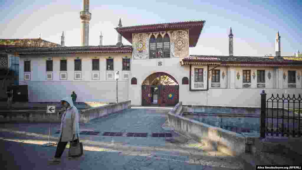 Вход в Ханский дворец. Ранее их было четре, до наших дней остались только два