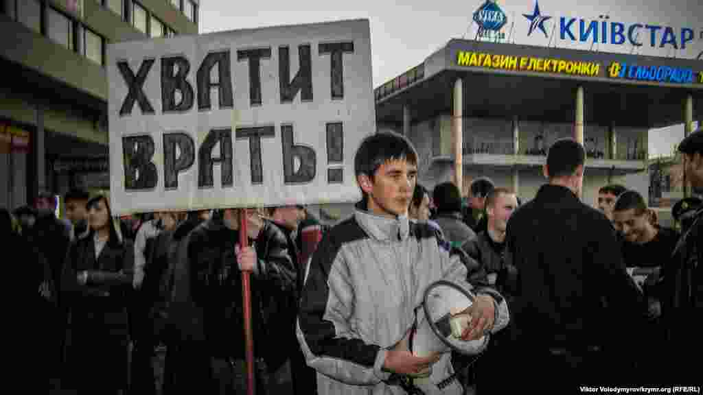 Митинг должен был пройти  в центре Симферополя на территории перед ТЦ «Пассаж». Здесь с экрана на фасаде здания планировалось транслировать выступление президента Украины Виктора Ющенко из Киева. Однако ранее это место заняли около 100 сторонников Компартии Украины в Крыму, а также представители организаций «Союз советских офицеров Крыма» и «Крымские комсомольцы». Они принесли с собой мегафон и плакат с надписью «Хватит врать!». Противники митинга заявили, что не дадут его провести, пока закладной камень не возвратят на место