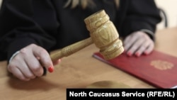 Судебный молоток, иллюстрационное фото