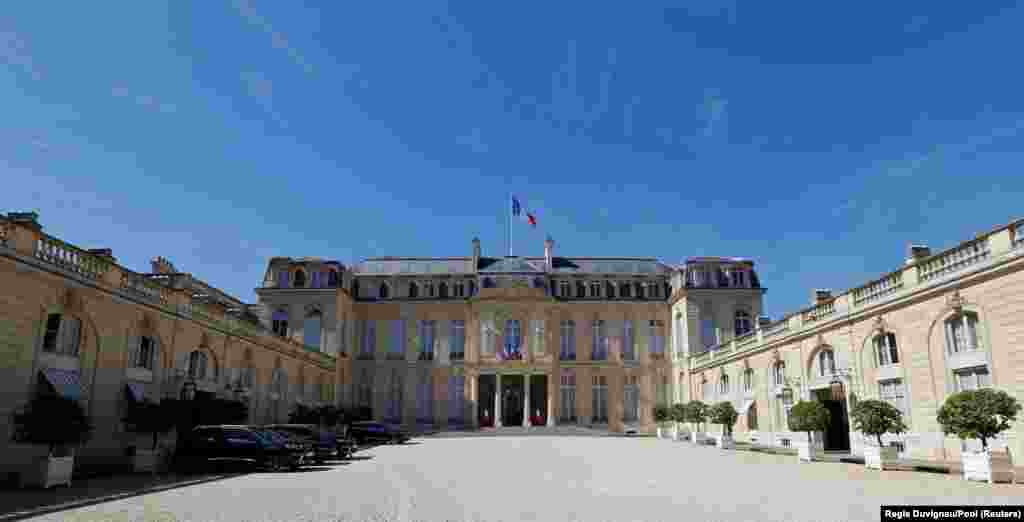 Елисейский дворец (Франция). С 1848 года он стал официальной резиденцией президента Второй республики Луи Наполеона Бонапарта. Здание украшено позолотой, бархатными шторами и большим количеством произведений изобразительного искусства. Название Елисейский происходит от греческого Elysium – мифического рая