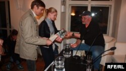 Презентація чеського перекладу книги Сергія Лойка (праворуч) «Аеропорт», Прага, 2 травня 2017 року