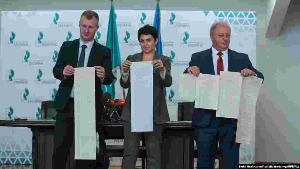 Заступник голови Центральної виборчої комісії Євген Радченко, голова Центральної виборчої комісії Тетяна Сліпачук, директор ДП «Поліграфічний комбінат «Україна» по виготовленню цінних паперів» Юрій Оніщенко (зліва направо) презентують виборчі бюлетені для голосування на позачергових виборах народних депутатів України 