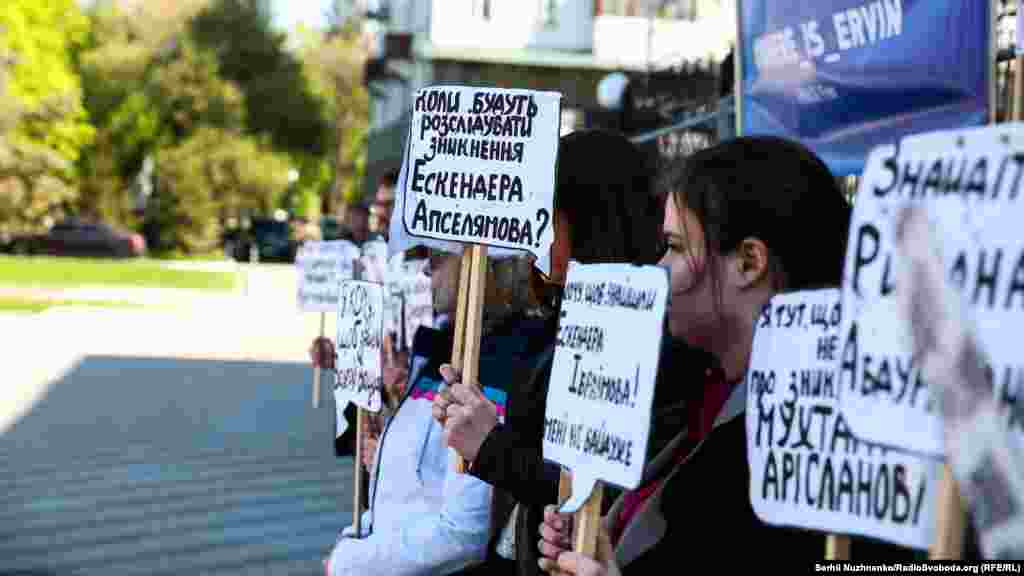 Всего под зданием посольства России в Киеве собрались несколько десятков активистов