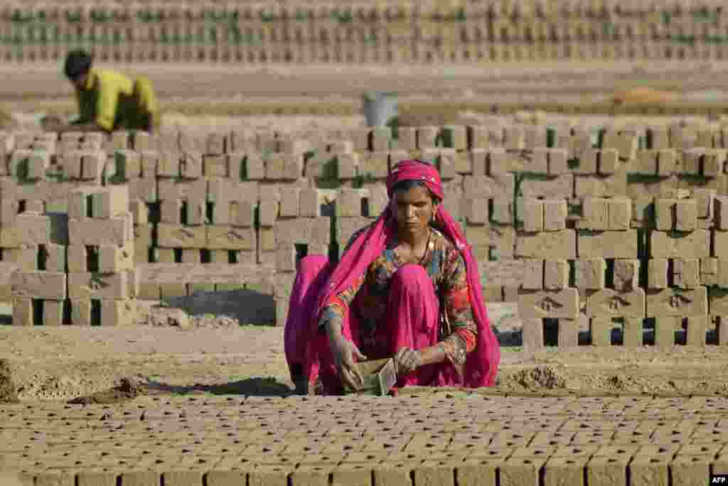 Эта женщина работает на одной из пакистанских кирпичных фабрик. Ее работа –малооплачиваемая и очень трудоемкая. Каждый день ей приходится носить по жаре тяжелые кирпичи