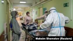 Перевезення пацієнта з підозрою на COVID-19, Москва, Росія, жовтень 2020 року