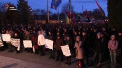 Із шинами сотні працівників заводу вимагали виплати боргів по зарплатні (відео) Із шинами сотні працівників заводу вимагали виплати боргів по зарплатні (відео)