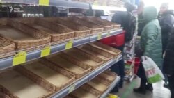 Бердянськ: напівпорожні крамниці та продаж хліба на вулиці Бердянськ: напівпорожні крамниці та продаж хліба на вулиці