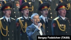 Певец Олег Газманов выступает на торжественном вечере, посвященном 85-летию ВДВ, архивное фото