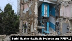 Ruinele unei clădiri distruse de o rachetă rusească în cartierul Solomenski din Kiev. 17 iunie 2025