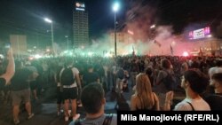 Bakljada na protestu na Trgu Slavija po okončanju protesta, 28. jun 2025.