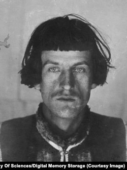 Фотопортрет чоловіка із західної України, зроблений приблизно у 1900 році