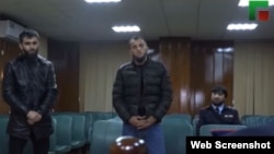 Адам Яхъяев и его товарищ, скриншот с ЧГТРК "Грозный"