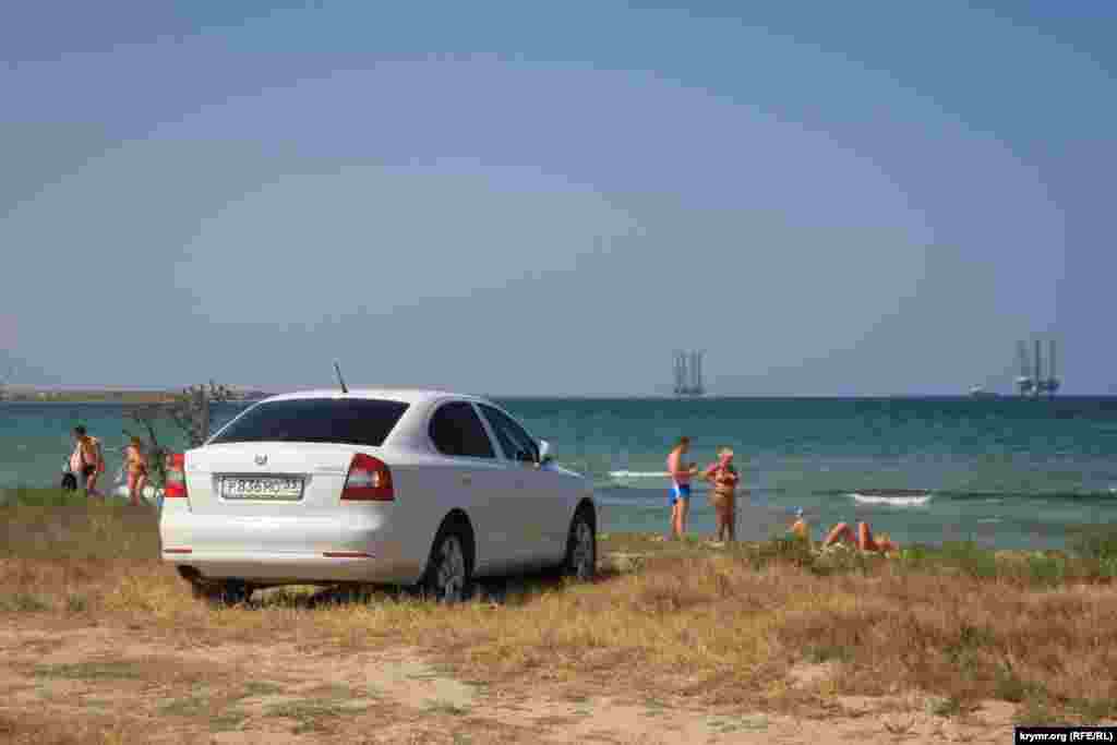 Нам удалось найти и номера, не принадлежащие Крыму, на что один из местных предпринимателей ответил: "Россияне, приехавшие из далека, обычно идут на пляж пешком, т.к. предпочитают пропустить стаканчик-другой пива. А это крымчане, купившие машину на материке".