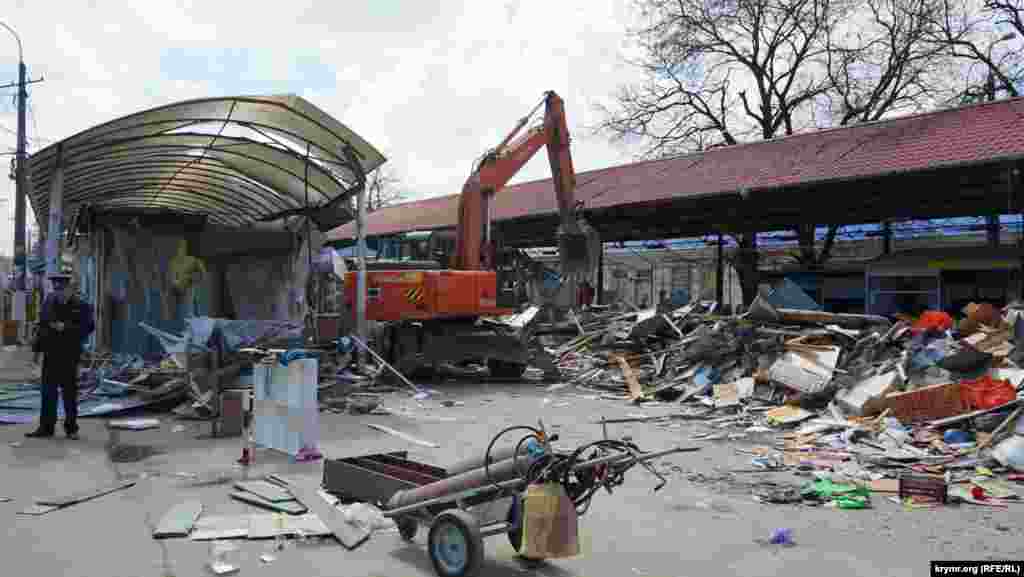 Демонтаж капитальных строений микрорынка 000 «Крыминвестхолдинг», что примыкает к мини-рынку в Симферополе, начался в 4 часа утра 11 апреля