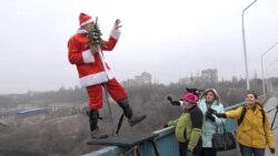 На честь Нового року запоріжці стрибали з мосту (відео) На честь Нового року запоріжці стрибали з мосту (відео)