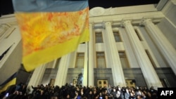Активисты "Правого сектора" пикетируют здание украинского Парламента в Киеве, 27 марта 2014 года