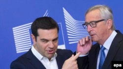 Премьер-министр Греции Алексис Ципрас (слева) и глава Еврокомиссии Жан-Клод Юнкер, Брюссель, 22 июня 2015 г.