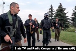 Лукашенко прибув до своєї резиденції, Палацу незалежності, у Мінську в бронежилеті та з автоматом у руках. Раніше кілька тисяч протестувальників рушили до Палацу незалежності, де їх зустрів кордон із тисячі озброєних силовиків. 23 серпня 2020 року