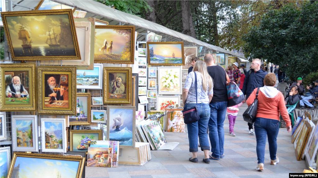 На аллее художников «Вернисаж» еще не совсем затихла торговля картинами