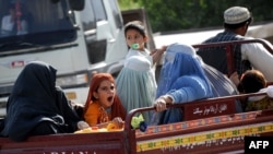 د کندهار په ارغنداب کې یوه کورنۍ په موټر کې روانه ده.