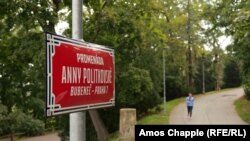 Žena trči na šetalištu Ane Politikovskaje blizu ruske ambasade u Pragu