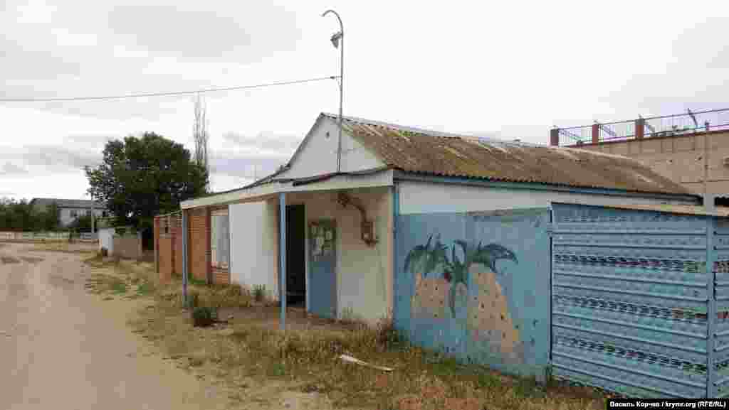 Кафе «Клубничка» до 2014 года было главным местом отдыха в Курортном. Здесь вечерами играла музыка и всегда было многолюдно. Теперь ворота закрыты, надпись выцвела, а на воротах висит ржавый амбарный замок