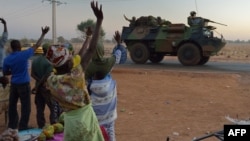 Малийцы приветствуют французских военных в предместье Бамако