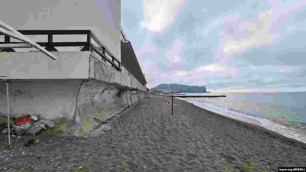 Предприниматели продолжают неспешно ремонтировать свои объекты, Судак, Крым, начало июня 2025 г.