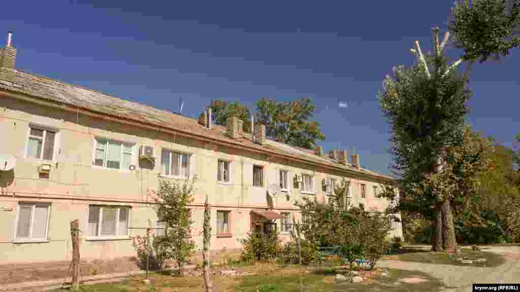 Жители этого двухэтажного дома на улице Карла Маркса, как и их многочисленные соседи на других ближлежащих улицах, на ночь вынуждены плотно закрывать все окна и дверь. Причина – сильный смрад, идущий с нефтебазы, где подогревают и разливают битум на строительство автотрассы «Таврида»