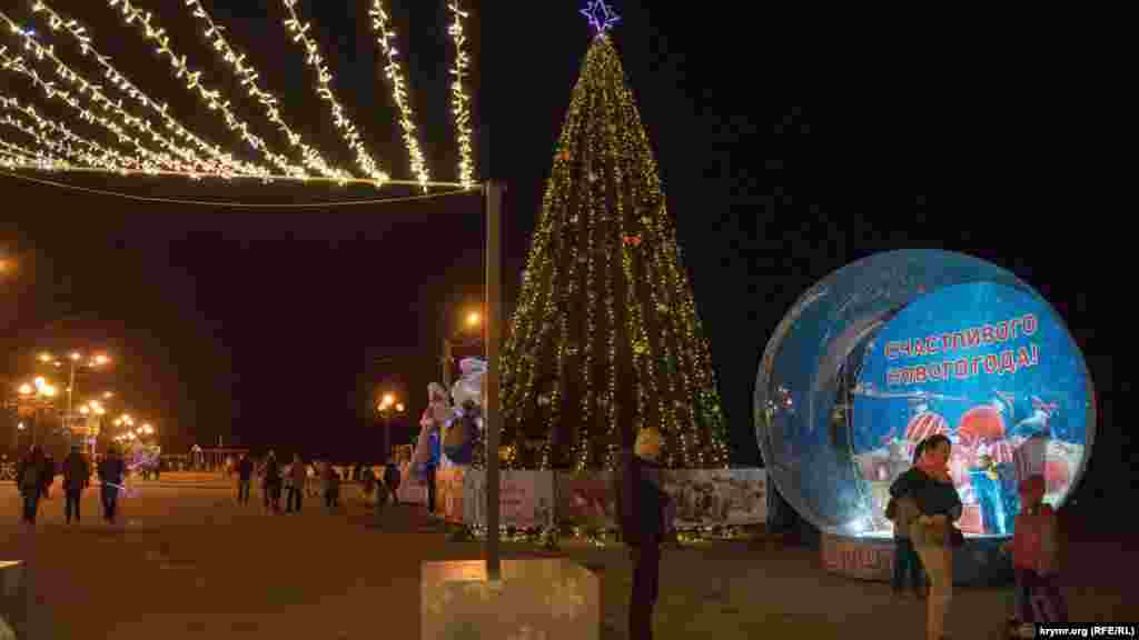 Главная городская елка на своем традиционном месте – на улице Ленина