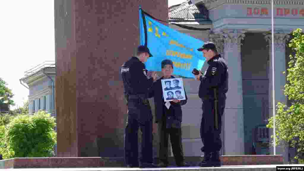 Співвітчизники Сервера Караметова називали його старшим братом: «Скільки разів були акції в Сімферополі – він завжди був попереду. Він наш старший брат, батько, завжди стояв у перших рядах захисту прав кримських татар. Для нього всі були брати й сини, і тому він хвилювався за кожного. Дуже багато наших старих, які пережили депортацію, борються, але кожен своїм методом. А ця людина завжди публічно висловлювала свою думку про порушення прав людини», – розповідають знайомі Караметова