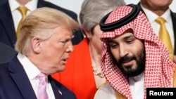 Američki predsjednik Donald Tramp (lijevo) razgovara sa saudijskim prijestolonasljednikom Muhamedom bin Salmanom na samitu G20 u Japanu 2019. godine.
