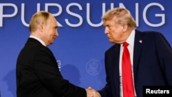 Президент США Дональд Трамп і президент Росії Володимир Путін потискають один одному руки після зустрічі для обговорення російсько-української війни в Анкориджі, Аляска, 15 серпня 2025 року