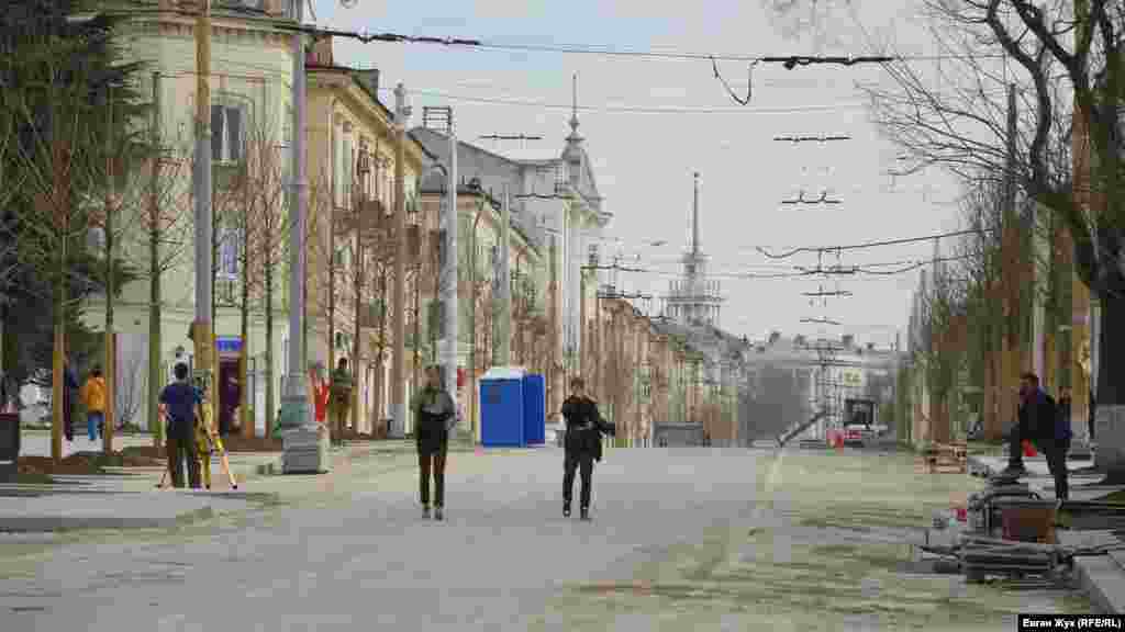 На Большой Морской – одной из центральных улиц города – продолжается длительный ремонт