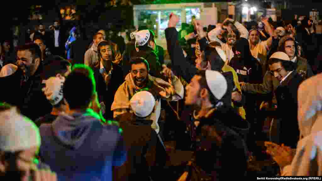 Молодежь танцует под зажигательные еврейские песни в современной обработке 