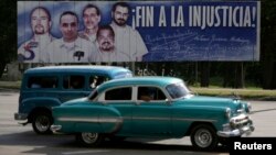 Плакат на Кубе, призывающий освободить кубинцев, содержащихся в тюрьме США