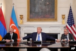 Президент США Дональд Трамп разом із прем'єр-міністром Вірменії Ніколом Пашиняном (праворуч) та президентом Азербайджану Ільгамом Алієвим (ліворуч) під час тристоронньої церемонії підписання мирної угоди, 8 серпня 2025 року, Вашингтон