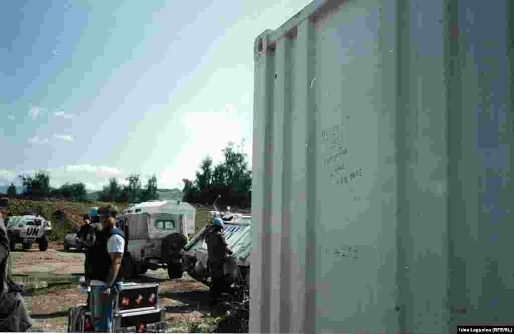 "Перемирие продлилось 13 секунд" - написал кто-то на контейнере у въезда в аэропорт 18 июня 1993 года. В моменты обстрелов самолеты ООН не летали. Воздушный мост ООН "Сплит-Сараево" называли Maybe Airlines - авиалинии "может быть&