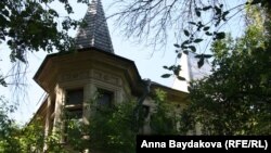 Особняк Снегирёва уже продан за долги неведомой фирмы.