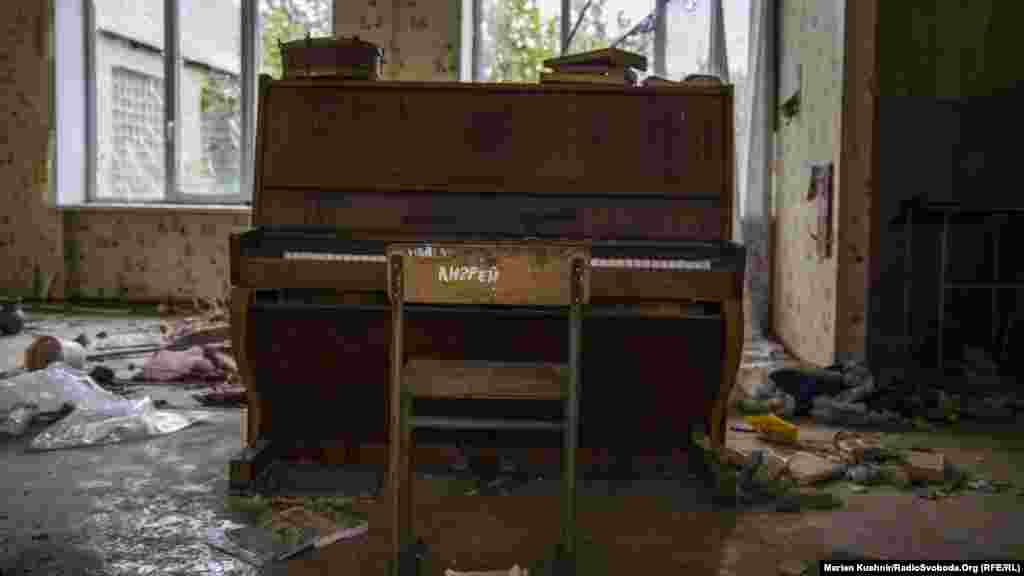 Покинуте піаніно ще в робочому стані