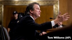 Бретт Кавано на слуханні в сенатському комітеті 27 вересня 2018 року емоційно заперечував звинувачення в сексуальному насильстві