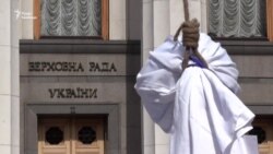 Активісти встановили «шибеницю для НАБУ» біля Верховної Ради (відео) Активісти встановили «шибеницю для НАБУ» біля Верховної Ради (відео)